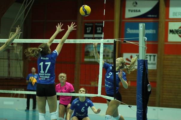 Eit bilete som inneheld idrett, spel, bygning, volleyball
Automatisk generert skildring